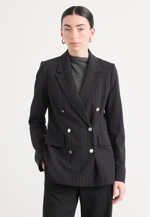Dubbelzijdige zwarte blazer met dunne verticale strepen in oranje, voorzien van zilveren knopen, een notch-lapel en twee voorkruiden.