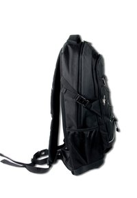 Zwarte rugzak met een strak ontwerp, gestructureerde stof, verstelbare schouders, zijnetvak en ritscompartimenten voor opbergruimte.