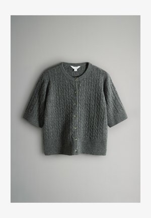 Halliltud hall kudum with lühikesed varrukad, millel on kaabelmustrit ja ümmargune kaelus. Esiosas on nupud ja soonikust varrukad.