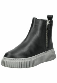 Černá kožená kotníková bota s texturovanou šedou gumovou podrážkou, obsahující boční zip a elegantní design. Zaoblená špička a minimální detaily.