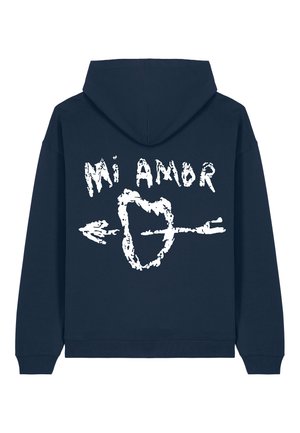 Tumšzilā džemperis ar kapuci, kura aizmugurē ir balta grafiska teksta frāze "Mi Amor" un sirds, ko caursitusi bulta. Materiāls ar kokvilnas piejaukumu.