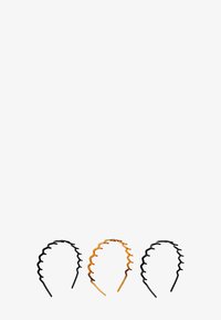 Drie haarbanden: twee zwart en één amber, gemaakt van flexibel materiaal. Elke band heeft een zigzagontwerp om het haar op zijn plaats te houden.