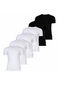 Cinque t-shirt a girocollo semplici, tre bianche davanti e due nere sul retro, disposte in una linea diagonale su uno sfondo bianco.