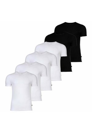 Cinq t-shirts unis à col rond, trois blancs à l'avant et deux noirs à l'arrière, disposés en ligne diagonale sur fond blanc.