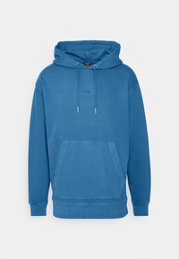 Sudadera con capucha azul, bolsillo canguro delantero, capucha con cordones y logo sutil de "BOSS" en el pecho.