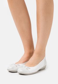 Jana Klassischer Ballerina - white