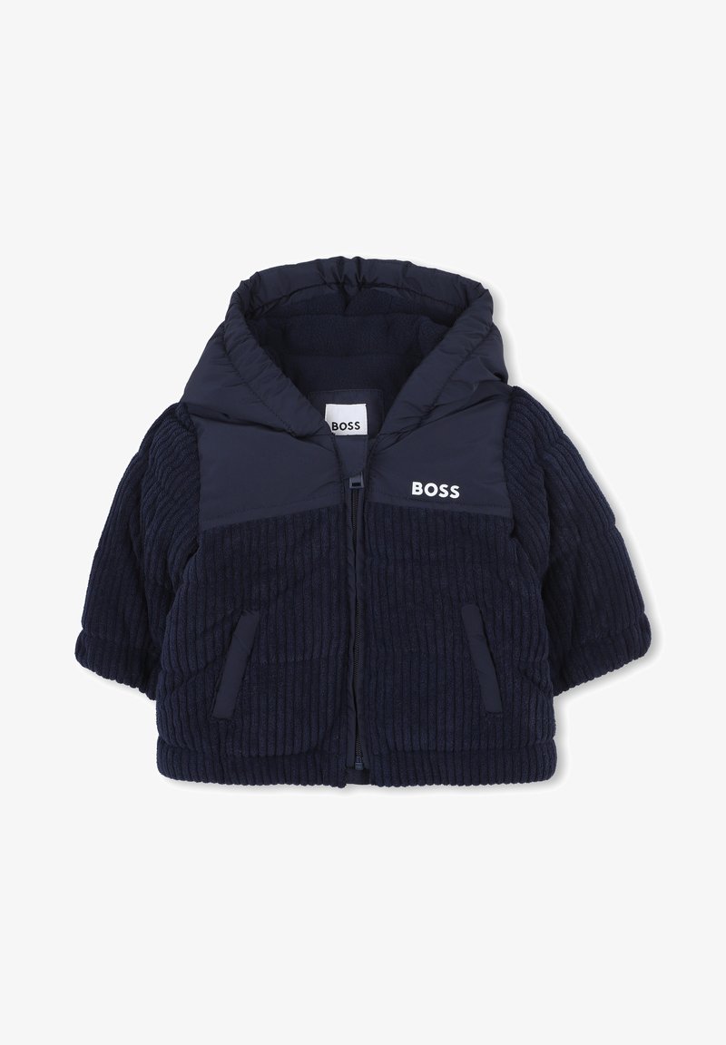 Casaco acolchoado azul-marinho com capuz, apresentando textura canelada, fecho frontal e logótipo no peito e nos ombros; inclui bolsos laterais.