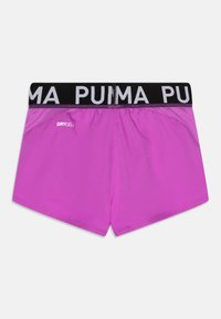 Różowe szorty wykonane z lekkiego materiału, z czarnym elastycznym paskiem w talii, z białym logo "PUMA" oraz małym logo "DRYCELL".