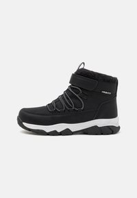 Schwarze wasserdichte Wanderstiefel mit strukturiertem Obermaterial, ausgestattet mit einer weißen Sohle, verstellbarem Riemen und kontrastierenden schwarzen und weißen Schnürsenkeln.