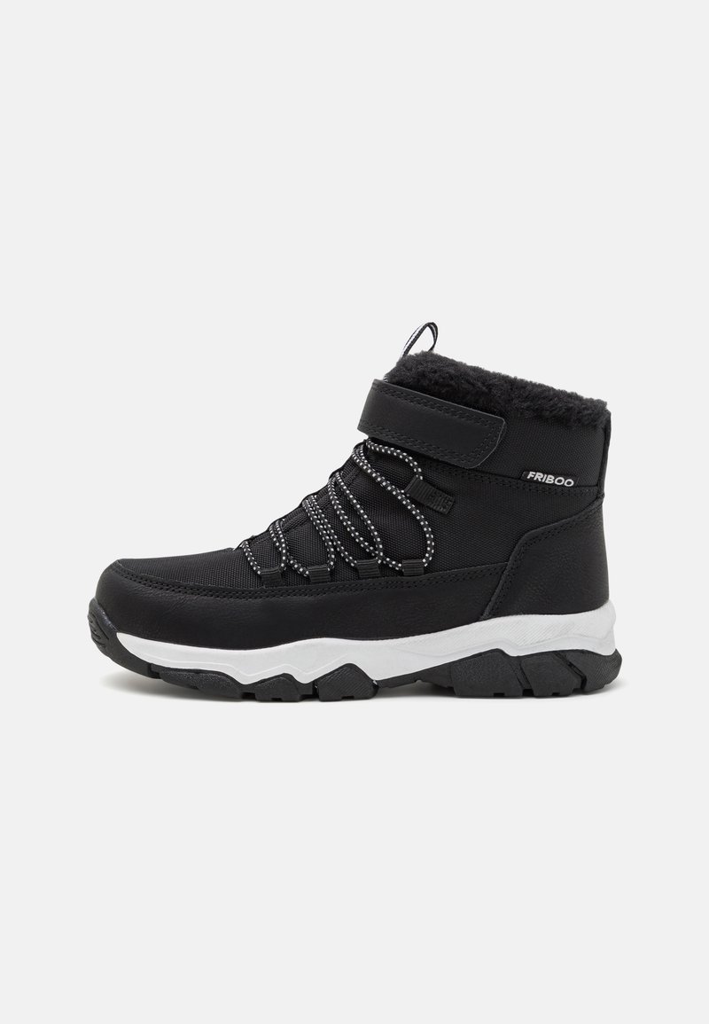 Schwarze wasserdichte Wanderstiefel mit strukturiertem Obermaterial, ausgestattet mit einer weißen Sohle, verstellbarem Riemen und kontrastierenden schwarzen und weißen Schnürsenkeln.