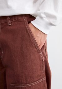 Carhartt WIP MIDLAND DOUBLE KNEE PANT - Traperice opuštenog kroja - offroad rinsed