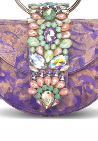 Bolso de mano morado con un acabado texturizado, que presenta un gran cierre joya adornado con cristales coloridos en varias formas y tamaños.