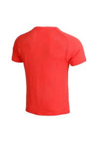 Camiseta atlética corta de manga roja, fabricada en un tejido ligero y transpirable, con un patrón texturizado en la parte posterior y una parte delantera suave.
