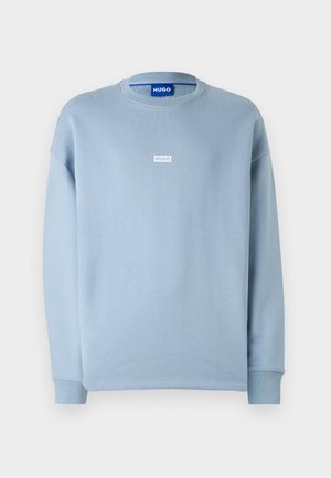 Lyseblå sweatshirt lavet af blød bomuldsblanding, med rund hals, faldne skuldre og et lille hvidt logo på brystet.
