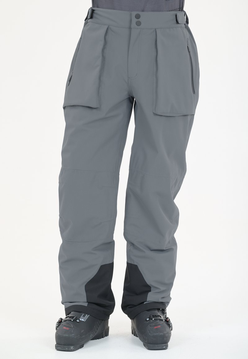 Grijze skibroek met een gladde textuur, voorzien van twee voor- en zijzakken, versterkte zwarte boorden en een drukknoop/sluiting bij de taille.