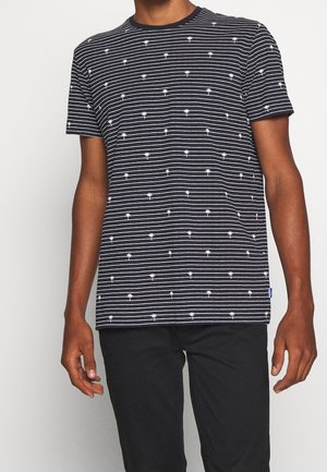 Korte mouwen marineblauwe t-shirt met horizontale witte strepen en een herhaald palmbomenpatroon. Gemaakt van zachte stof met een ontspannen pasvorm.