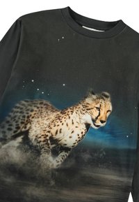 Langärmliges schwarzes T-Shirt mit einem Aufdruck eines sich bewegenden Gepards vor einem sternenfüllten Hintergrund, aus weichem Baumwollmaterial, mit Rundhalsausschnitt.