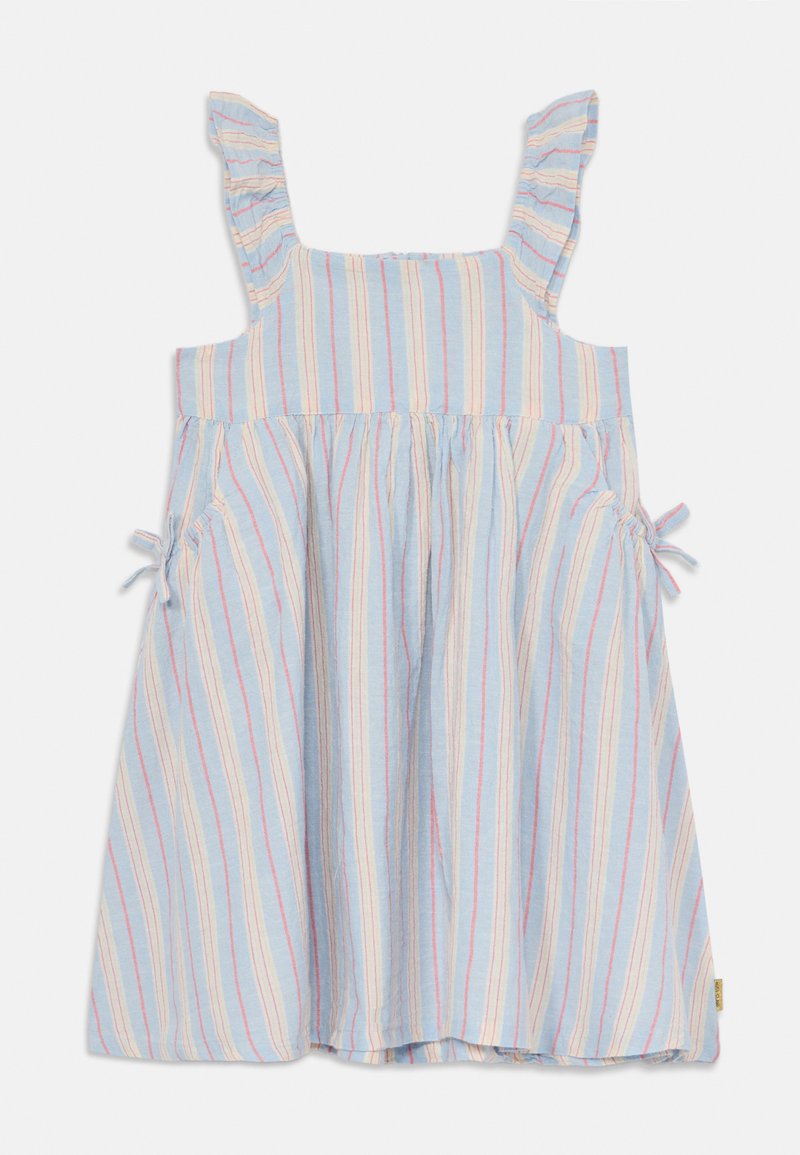 Prugasta haljina u svijetloplavoj boji s crvenim i bijelim prugama, s volanima na naramenicama i nabranim suknjom s detaljima bočnog špageta.