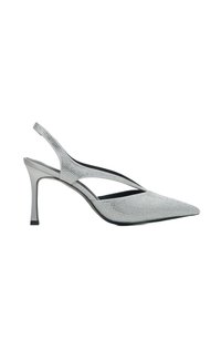 Zilveren slingback hoge hakken met een spitse neus, voorzien van strassteentjes en een slanke, gestructureerde bovenkant. Slanke hak en open uitsparingen.