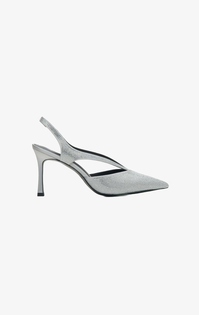 Zilveren slingback hoge hakken met een spitse neus, voorzien van strassteentjes en een slanke, gestructureerde bovenkant. Slanke hak en open uitsparingen.