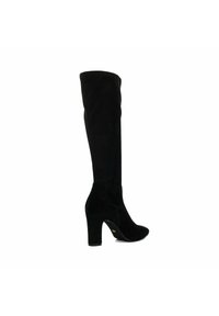 Bottes noires au-dessus du genou en daim doux, avec un bout pointu et un talon aiguille haut, dotées d'une tige ajustée.