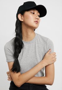 Flexfit 5-PANEL CURVED SNAPBACK - Sapka - black