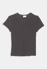 T-shirt côtelé gris foncé à manches courtes et col en V. Texture douce, coupe ajustée, et design simple adapté à une tenue décontractée.