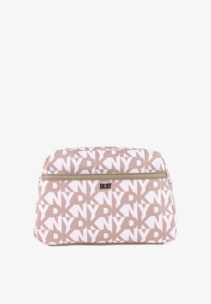 Bolsa de cosméticos DKNY en color beige con un gran logo blanco impreso. Cuenta con cierre de cremallera y material textil suave. Forma rectangular.