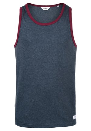 Herren Tanktop aus dunkelblauem Baumwollmaterial, mit einem bordeauxfarbenen gerippten Ausschnitt und Armöffnungen, sowie einem kleinen Markenlabel unten links.