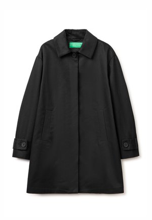 Cappotto nero monopetto con colletto, due tasche laterali, polsini con bottoni e un'etichetta verde con la scritta United Colors of Benetton.