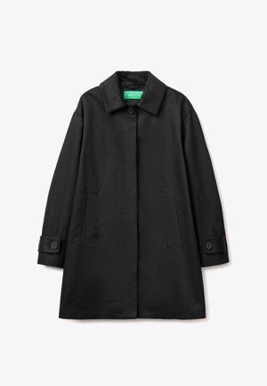 Abrigo negro de un solo pecho con cuello, dos bolsillos laterales, puños abotonados y una etiqueta verde que dice United Colors of Benetton.