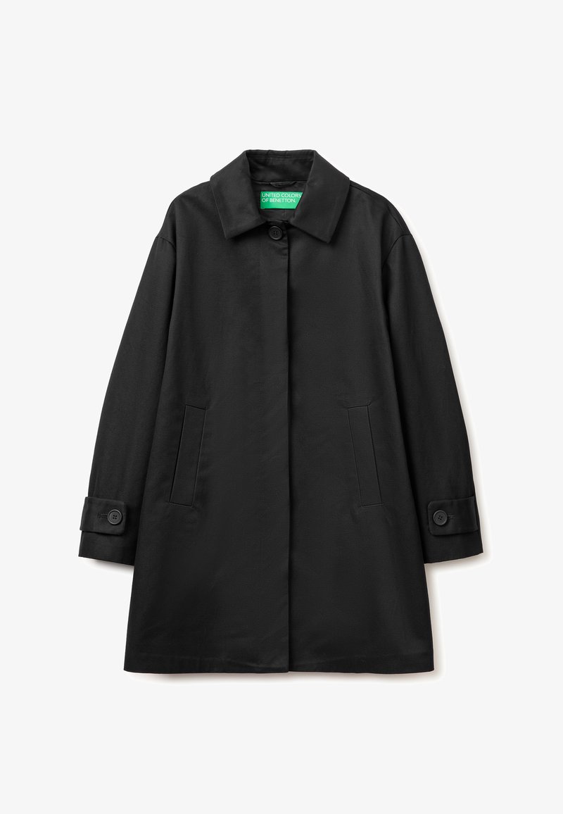 Černý jednobarevný kabát s límcem, dvěma bočními kapsami, zapínáním na knoflíky na rukávech a zelenou štítkem s nápisem United Colors of Benetton.