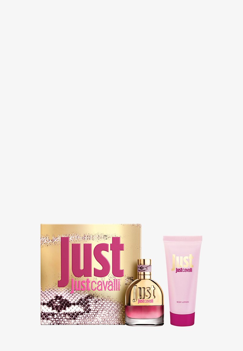 Set de fragancias Just Cavalli con una botella de vidrio curvada, líquido rosa, detalles dorados y un tubo de loción corporal rosa a juego. La caja presenta un acabado brillante.