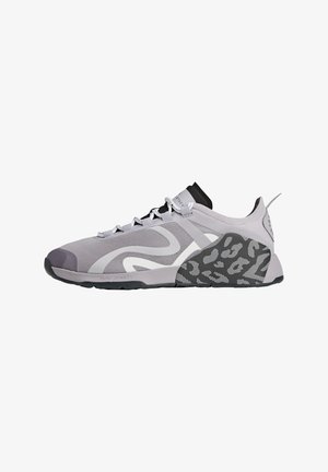 Grijze sportieve schoen met bovenwerk van mesh, slank ontwerp, zwarte accenten, rubberen zool en een uniek textuurpatroon op de hiel. Veters in een contrasterende kleur.