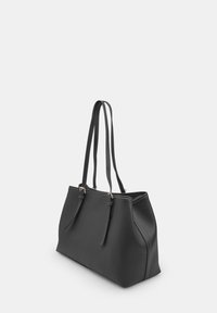 Borsa a tote in pelle nera testurizzata con doppi manici lunghi, caratterizzata da una forma rettangolare e sottili accenti metallici sulle cinghie.