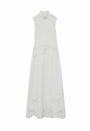 Balta maxi kleita bez piedurknēm ar augstu apkakli, ribotas augšdaļas bodiju un ziedu izgriezuma izšuvumiem uz apakšējās svārka daļas un maliņas.