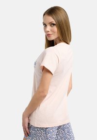 Rosa bomull t-shirt med rund halsringning och korta ärmar, med en blå grafisk tryck framtill, jämn textur och skräddarsydd passform.
