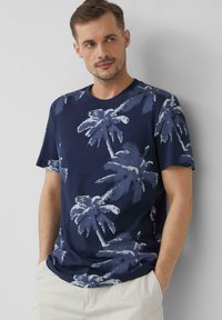 Navyblauwe katoenen T-shirt met een palmboom patroon in lichtblauw. Korte mouwen, ronde hals, ontspannen pasvorm, gladde textuur.