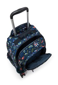 Zaino rotolante con tessuto blu caratterizzato da colorati disegni a tema spaziale. Include un manico telescopico, una tasca frontale e un charm per zip in peluche.