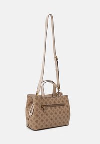 Beżowa torebka o strukturalnym kształcie z ciemniejszymi tłoczonymi wzorami, podwójnymi uchwytami u góry i regulowanym paskiem na ramię. Posiada przednią kieszeń na zamek błyskawiczny oraz złote okucia.