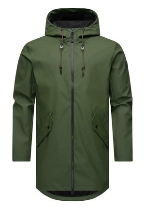 Grønn vanntett jakke med hette, med full glidelås foran, brune snorer og to skrå lommer. Glatt tekstur og lange ermer.
