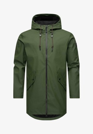 Grüne wasserdichte Jacke mit Kapuze, ausgestattet mit einem durchgehenden Reißverschluss, braunen Kordeln und zwei schrägen Taschen. Glatte Textur und lange Ärmel.