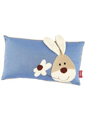 Cuscino rettangolare blu con pois bianchi. Presenta un viso di coniglio e un'applicazione di fiore, con dettagli delle orecchie beige e bianchi. Bordo rifinito in beige.