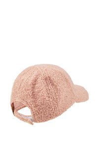 Rosa Kappe aus strukturiertem, flauschigem Material. Verfügt über einen gewölbten Schirm und einen verstellbaren Riemen hinten. Runde Oberseite mit sichtbaren Nähten.