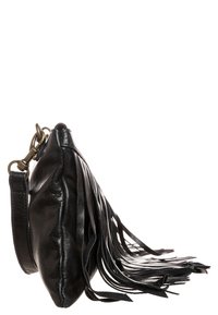 Schwarze Lederclutch mit Fransenverzierungen, flache Form, Seitenriegel und einem Ring aus Messing. Glatte Textur und minimalistisches Design.