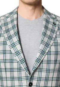 Szary marynarka w kratę z zielonymi i niebieskimi liniami, teksturowana tkanina, klapowe wyłogi, z jednym guzikiem, noszona na jasnoszarym koszuli.