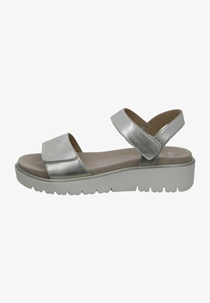 Silberne Leder-Sandale mit zwei breiten Riemen, einem gepolsterten Fußbett und einer dicken, strukturierten weißen Sohle. Offenes Rückendesign für einfachen Zugang.