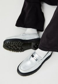 PENTON II QUAD UNISEX - Loaferit/pistokkaat - silver milled metallic
