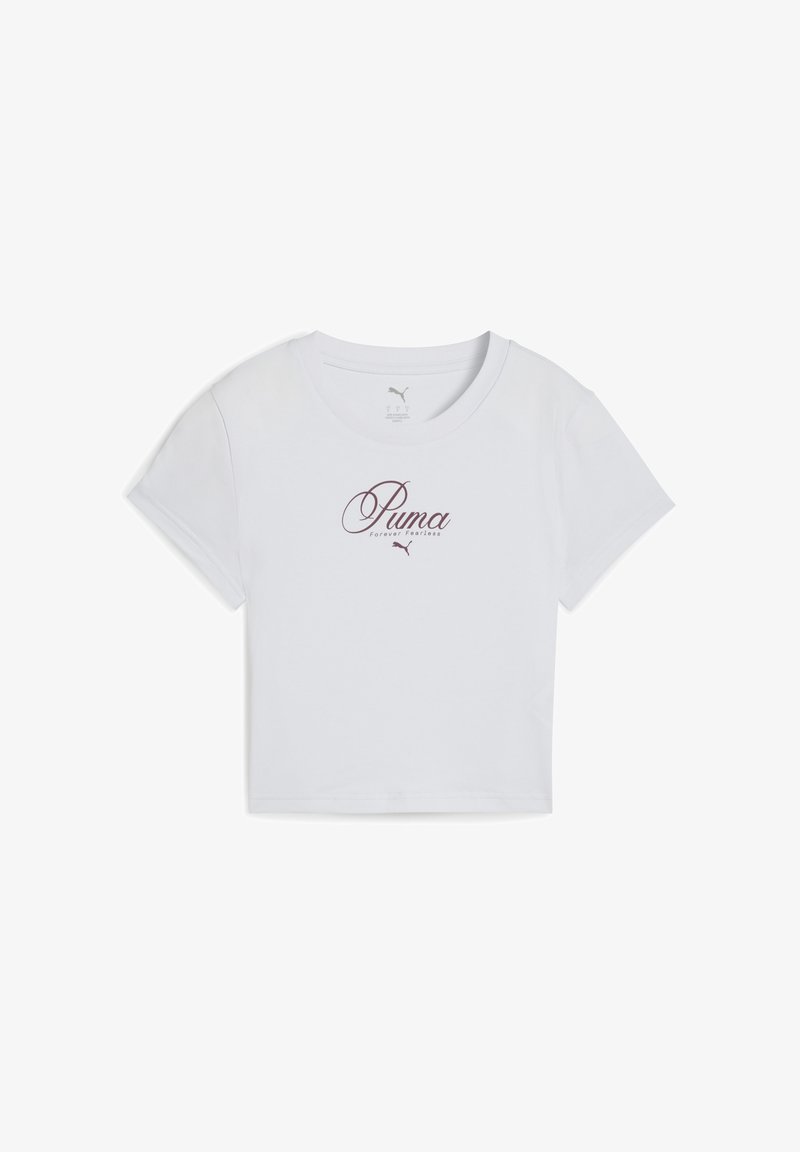 Vit croppt T-shirt i bomull med korta ärmar, prydd med en burgundy "Puma"-logotyp och texten "Forever Fearless" i kursiv stil.