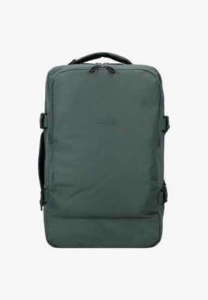 Grüner Stoff-Rucksack mit einem strukturierten Design, ausgestattet mit einem Oberhandgriff, verstellbaren Trägern und einem glatten Reißverschluss. Logo auf der Vorderseite angebracht.